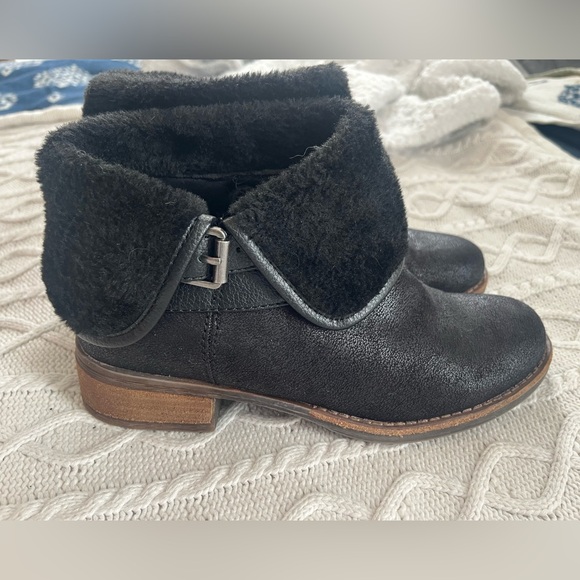 G.H. Bass & Co. Shoes - G.H. Bass & Co. Black Leather Ankle Booties with Faux Fur Women’s size 9